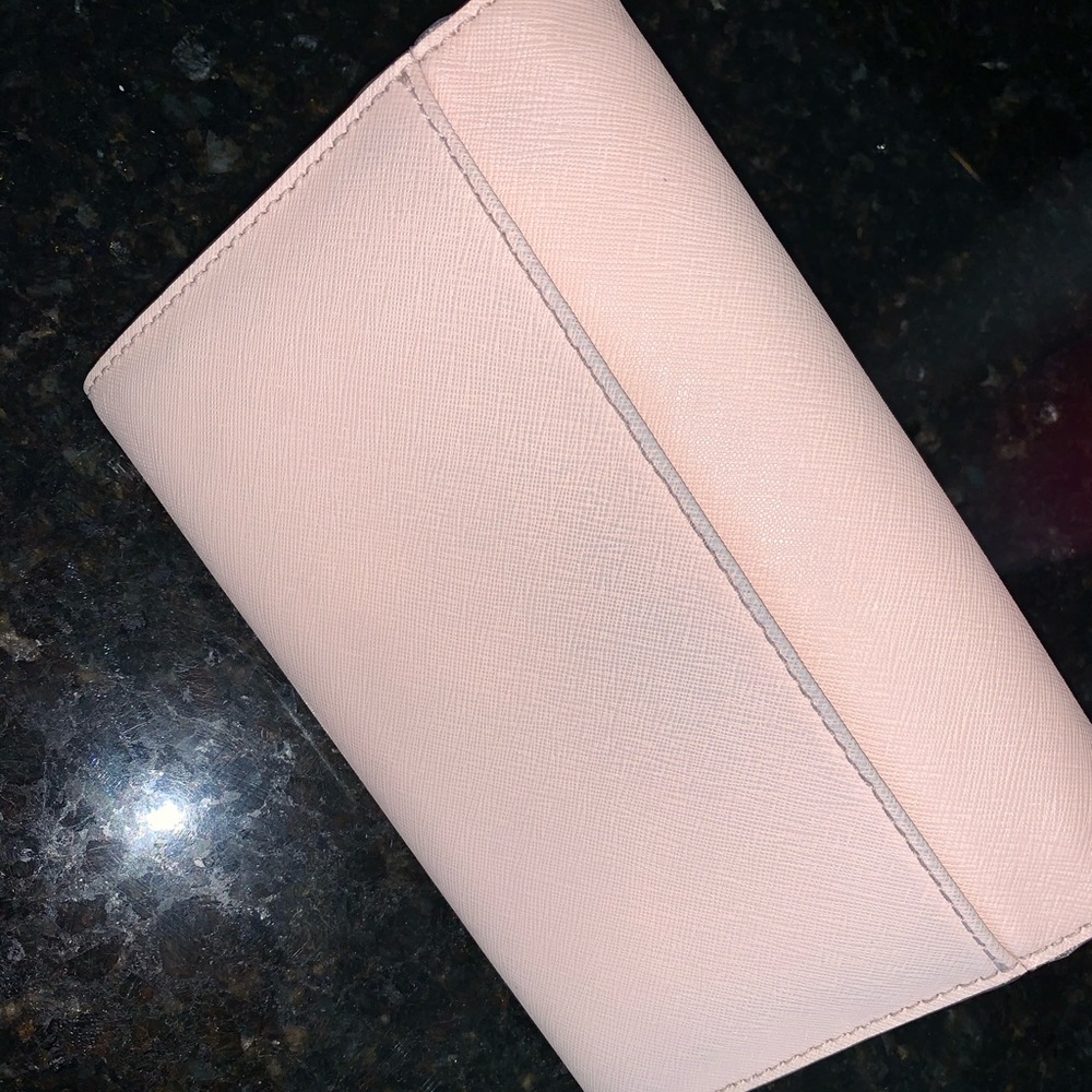 Michael Kors Large Phone Crossbody 🥰 - Picture 9 of 10